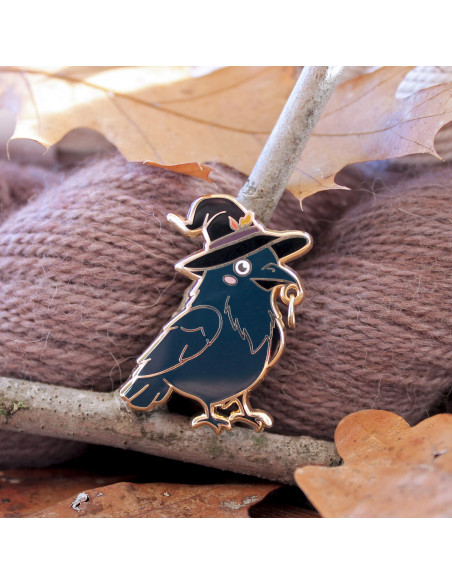 Pin's support de marqueur de maille - L'assistant de la sorcière - Corbeau
