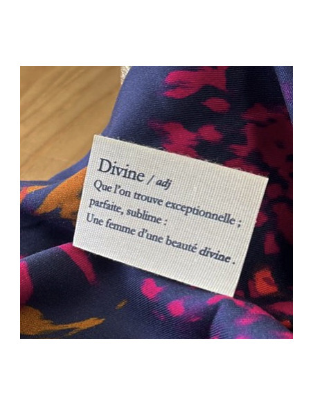 Étiquette tissée à coudre - Définition divine