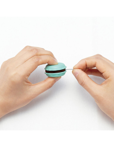 Macaron aiguiseur d´aiguilles et porte aiguille - Pistache