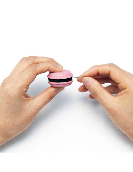 Macaron aiguiseur d´aiguilles et porte aiguilles - Framboise