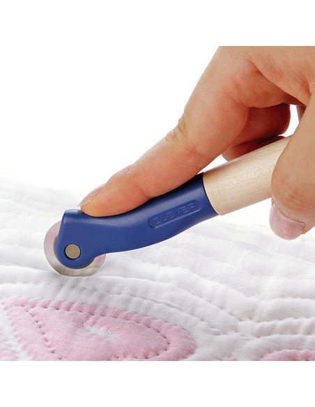 Roulette de traçage dentelure lisse et manche en bois Clover