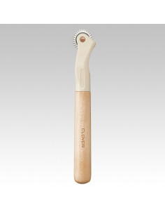 Roulette de traçage dentelée et manche en bois Clover