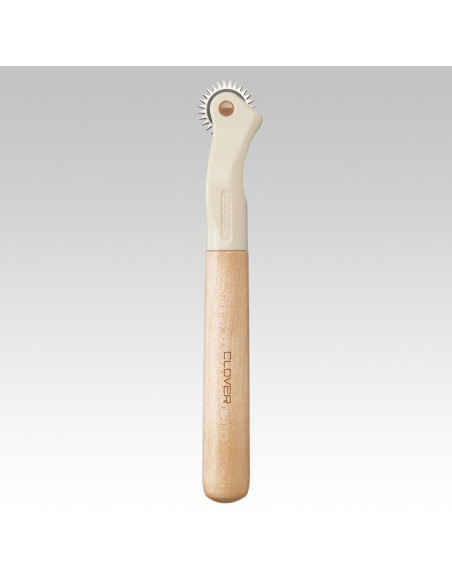 Roulette de traçage dentelée et manche en bois Clover