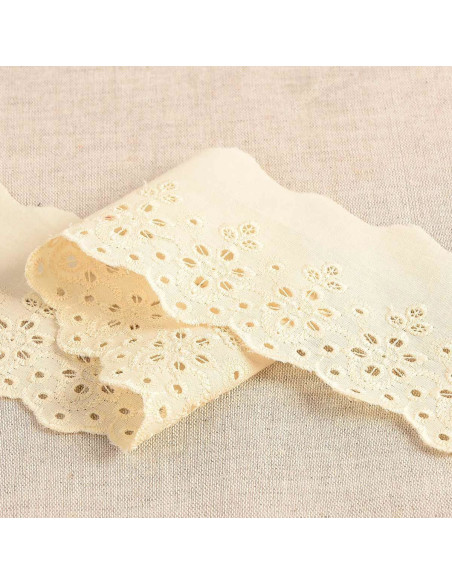 Broderie Anglaise fleurs festonnée Lily - Écru