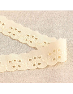 Broderie Anglaise fleurs festonnée Inaya - Écru