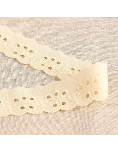 Broderie Anglaise fleurs festonnée Inaya - Écru