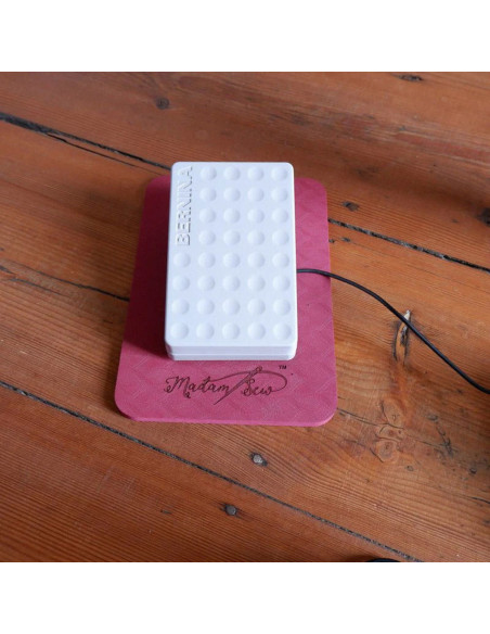 Tapis de pédale pour machine à coudre, à broder et surjeteuse