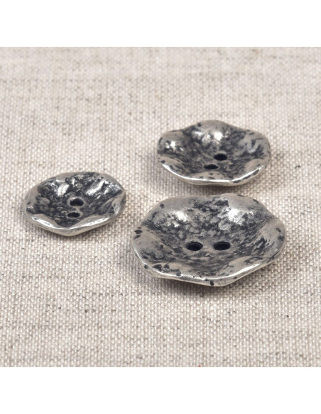 Bouton 2 trous métal martelé - Argent vieilli