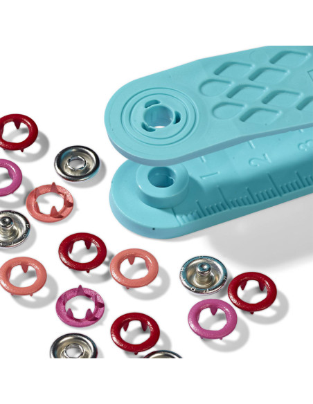Boite de 21 boutons pression jersey rouge, corail et fuchsia avec outil 8 mm