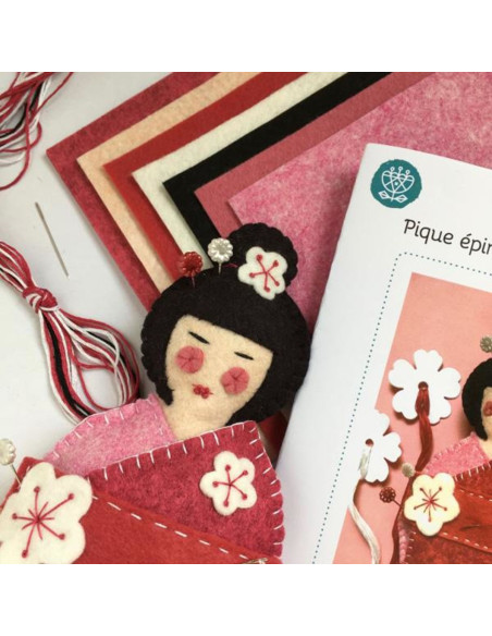 Kit feutrine kokeshi pique épingles et range ciseaux