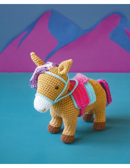Livre amigurumis en vacances à la plage et en forêt