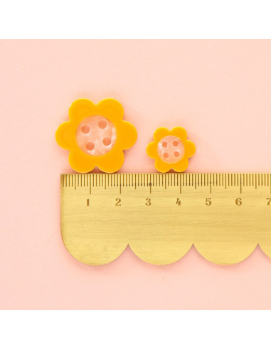 Boutons marguerites 4 trous - Jaune 16 mm