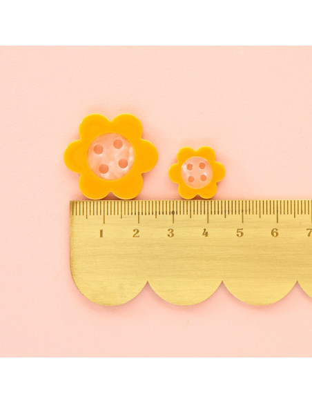 Boutons marguerites 4 trous - Jaune 27 mm